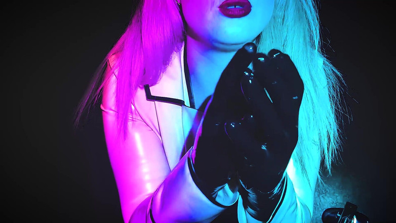 Diana Von Rigg: Lateks eldiven ibadeti