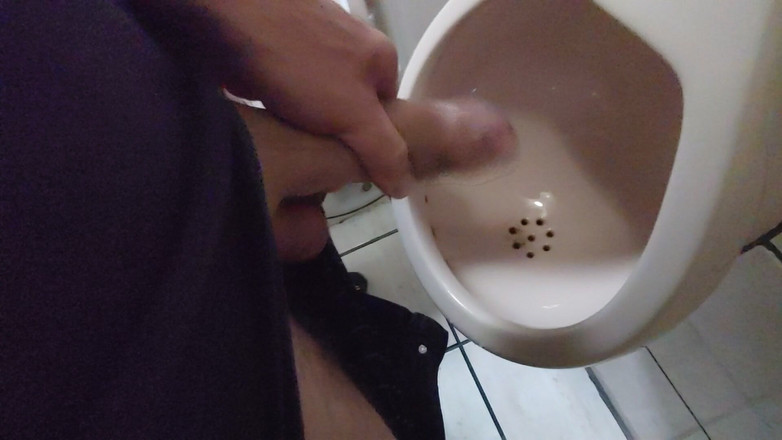 BruxoAlpha777: 大鸡巴撒尿