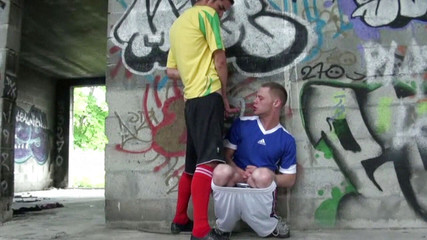 Crunch Boy: Francouzští fotbalisté twinks šukají venku