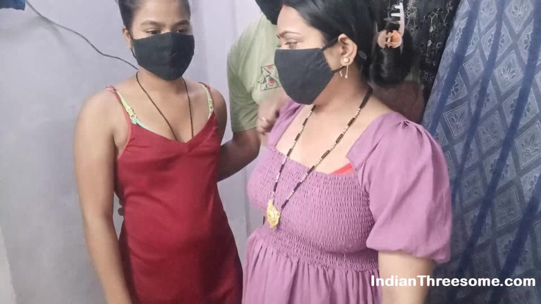 Real Indian Threesome: 인도 미시 마누라와 남편 그룹 섹스