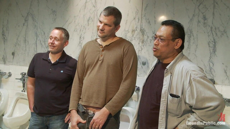 Bound in public: Đô vật bị một đám đông hứng tình đập tập thể trong một...