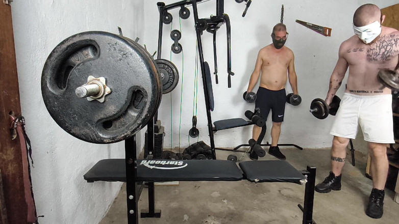 carmonaoficial: Cadılar Bayramı'nın ortasında spor salonuna düştü ve çıplak