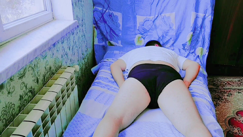 Kitty_Cross: 穿着短裙纹身的顽皮变性人女孩展示大腿纹身