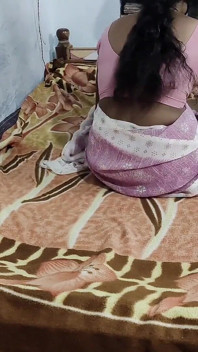 Indische dorpsvrouw eigengemaakt neuken op zijn hondjes