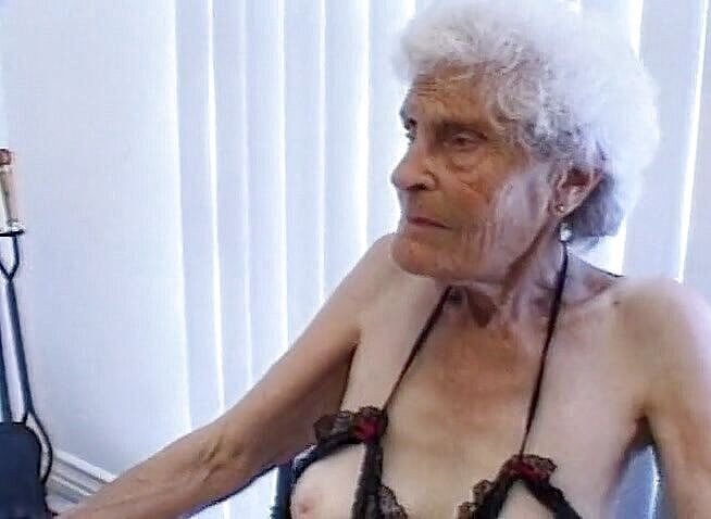 Gilfy Pleasure: 素敵なgilfはまだいくつかのハードコックのために古くありません