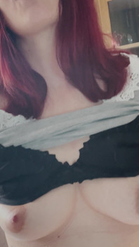 Edepsiz orta yaşlı seksi kadından küçük striptiz