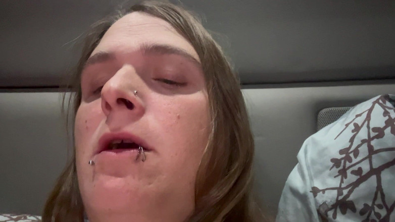 NerdyRegin: 一个孤独的变性人卡车司机呻吟和性高潮脱衣和屁股打屁股吞精