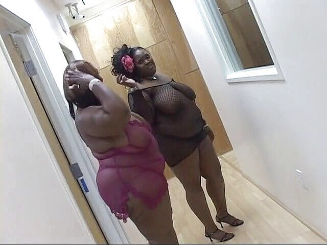 Best Butts: Ebenholz-bBW leckt sperma vom gesicht einer schwarzen bbw, nachdem sie...