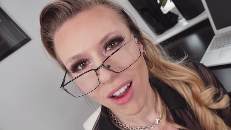 Michelle Moist: La segretaria arrapata dell'ufficio si masturba al lavoro
