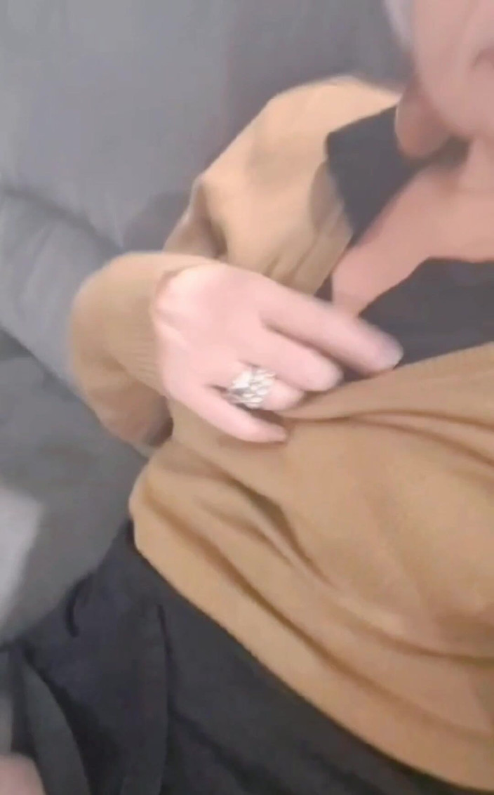 Sofy13: MILF menunjukkan dirinya - video pendek