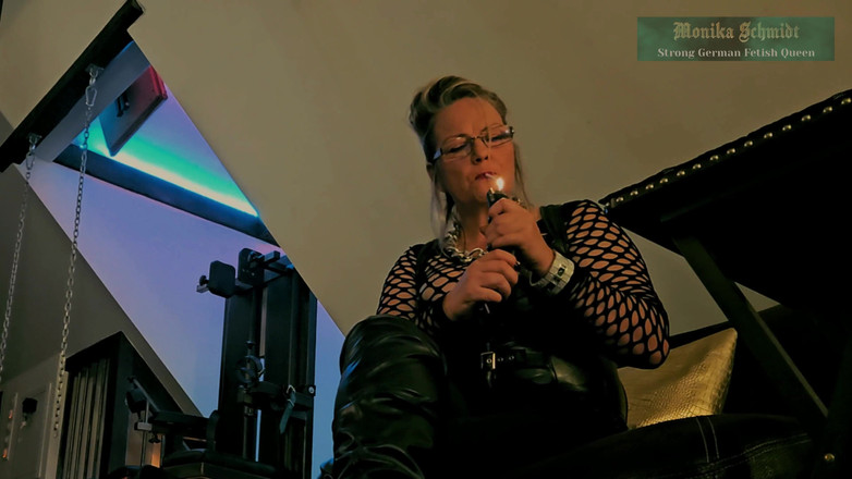 Strict Senz: モニカ・シュミット灰皿の屈辱