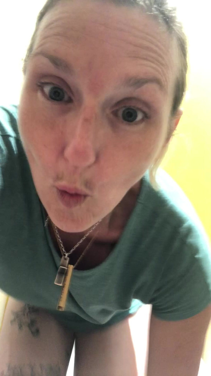 Pissing Paradise: 24시간 이상 여행한 후 공항에서 집으로 가는 길에 오줌 싸기