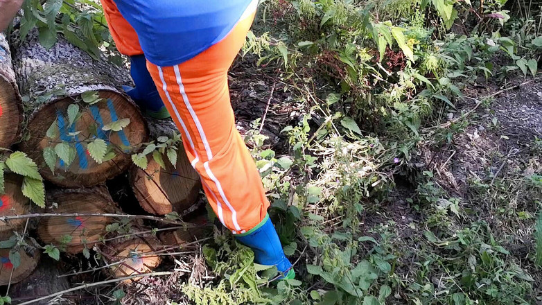 Bouncy Tits Action: 坐在木堆上的橡胶奶子里