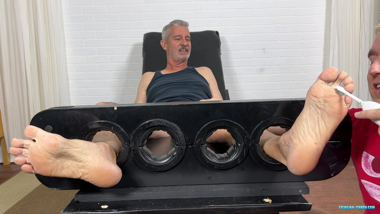 Ticklish Chubs: Зрелого папочку Brian щекотал!