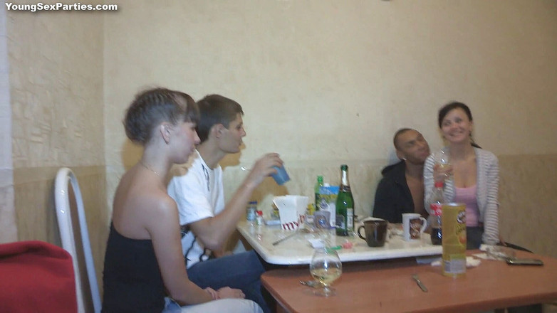 Young Sex Parties: Cowok kulit hitam dan kulit putih ngentot sama gadis remaja