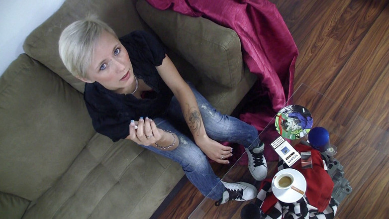 Smoke it bitch: Cette douce blonde adore fumer des cigarettes sur le canapé