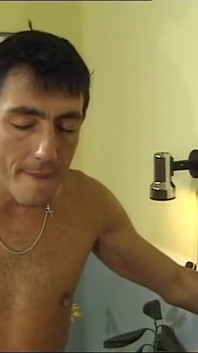 Heiße MILF mit dicken titten von zwei riesigen retro-schwänze gefickt und auf Füße gespritzt