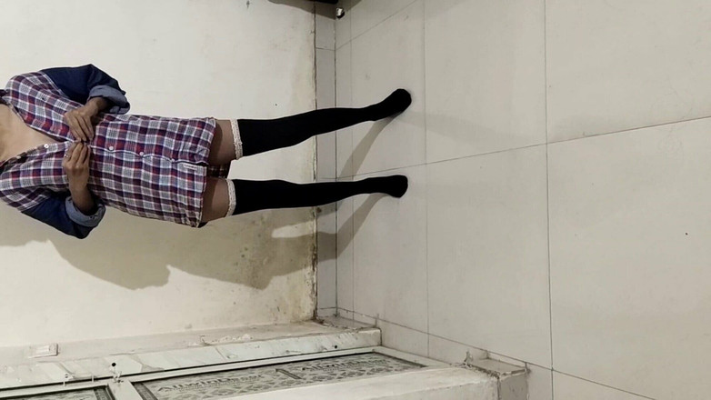 Saarabhabhi6: India delgada bailando y desnudándose para novio