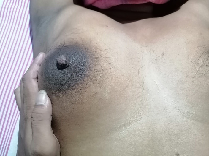 Sweety In Bed: 一个有两个我以前从未见过的乳房的女孩。