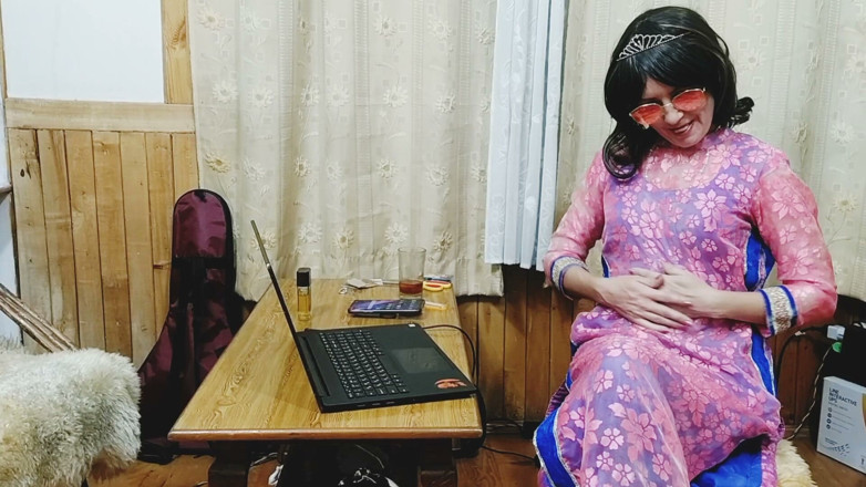 Bolly Karma: Sex mezi podivnou nevlastní sestrou a nevlastním bratrem