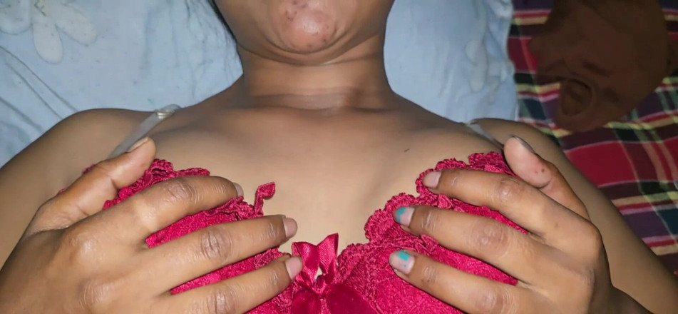 SafeRosebush8: 彼女のヴェジーナに指を入れると、たくさんのアソコが出てきました