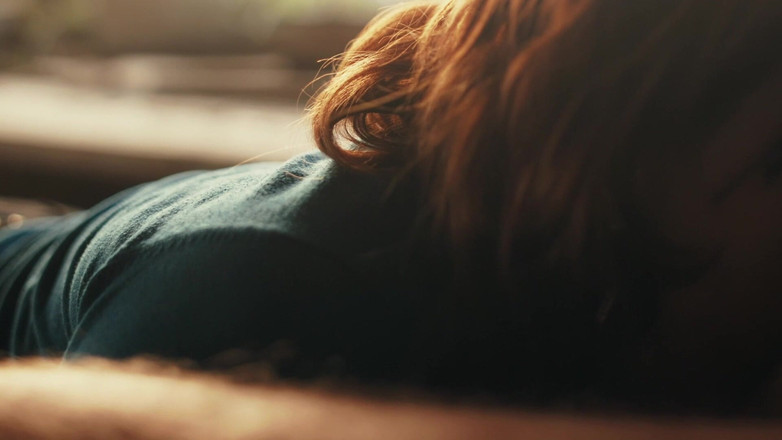 RedLili: Zrzka Tgirl saje tátovo péro venku