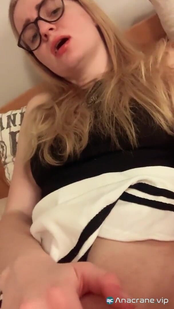 Ana Crane: Kundička této studentky je po sledování porna velmi mokrá. Sledujte...
