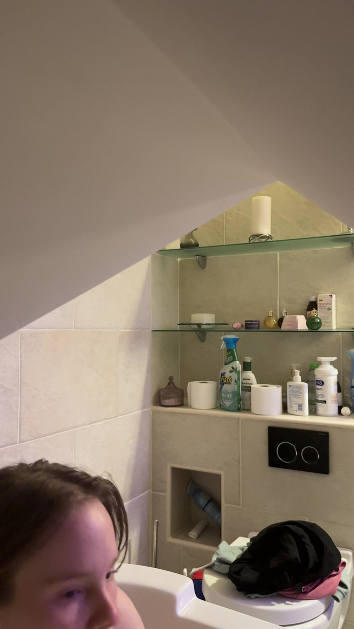 SweetLucy96: Uitgekleed in de badkamer