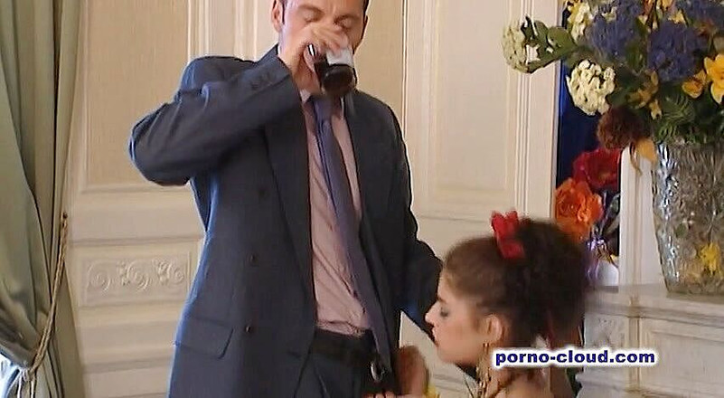 Porno Cloud: La ragazza delle pulizie e il capo