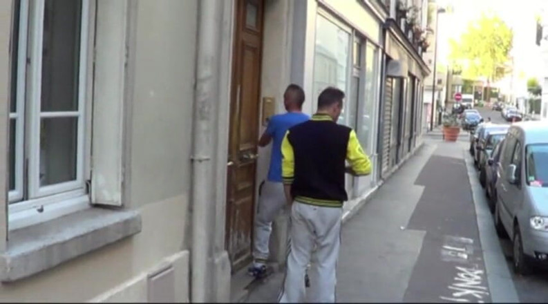 Sneaker gay: Une latino suce la bite XXL d'un mec super en...