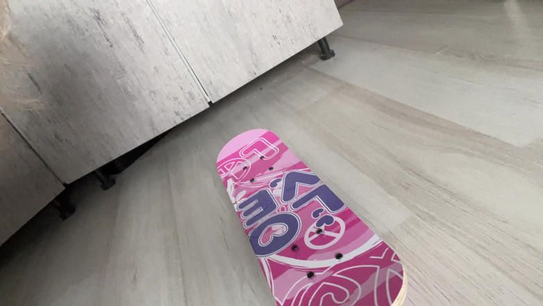 Misty Phoenix: Orinando en mi skateboard y mostrando el charco de cerca