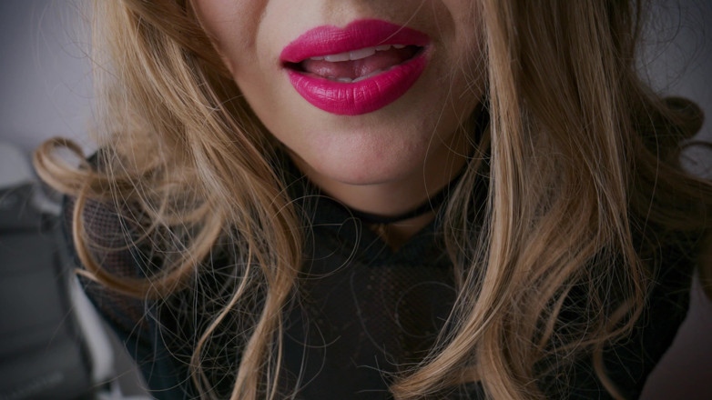 Mrs Wetslavs: O matură sexy fără sutien te invită să te joci!...