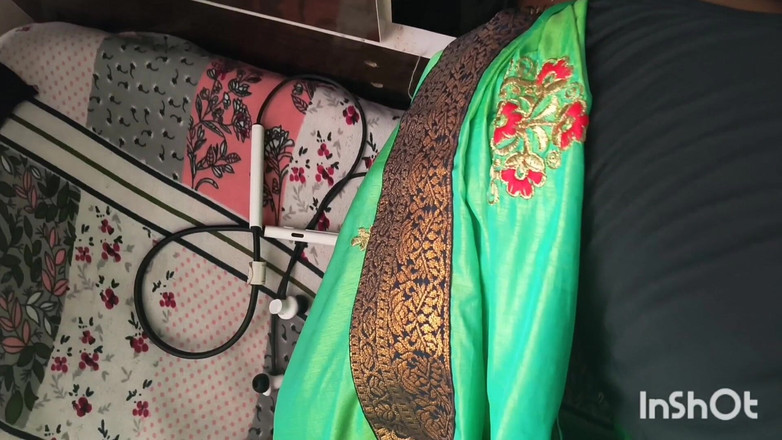 Desishycouple: देसी भाभी बिस्तर में फंस गई। भाग 1.