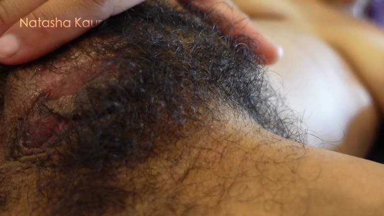 Natasha Kaur: Masturbando e chupando meus peitos