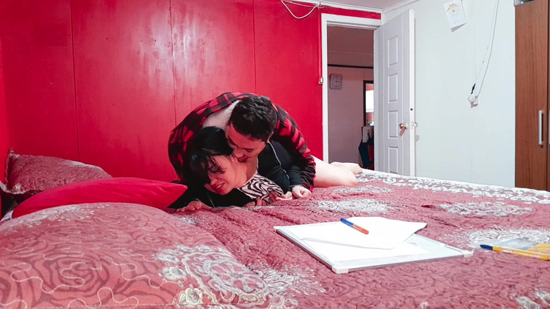 BBW Kelly Mom: Heiße versaute stiefschwester wird beim zeichnen eines großen schwanzes erwischt -...