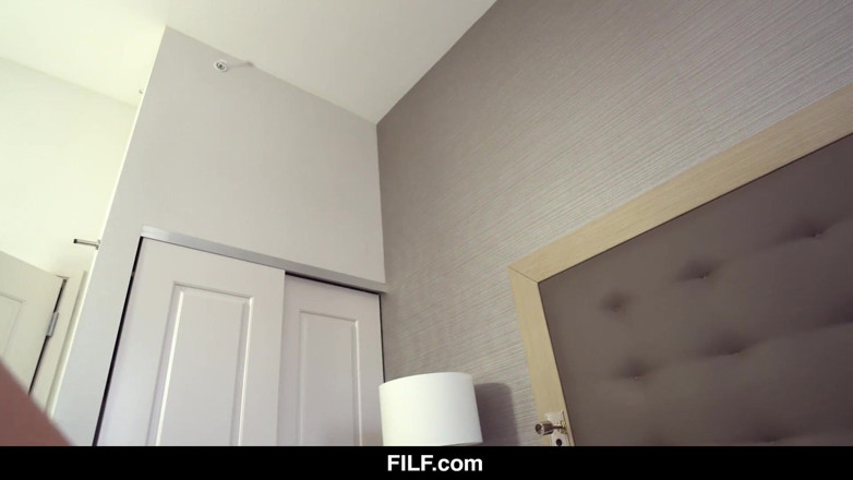 FILF - Father I'd Like To Fuck: Üvey kız Naomi Swann üvey babasının ilk orgazmını yaşatmasını istiyor