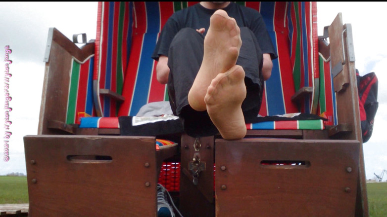 Carmen_Nylonjunge: Snímek mých nylonových nohou na pláži 2 - Vacation Wangerland -