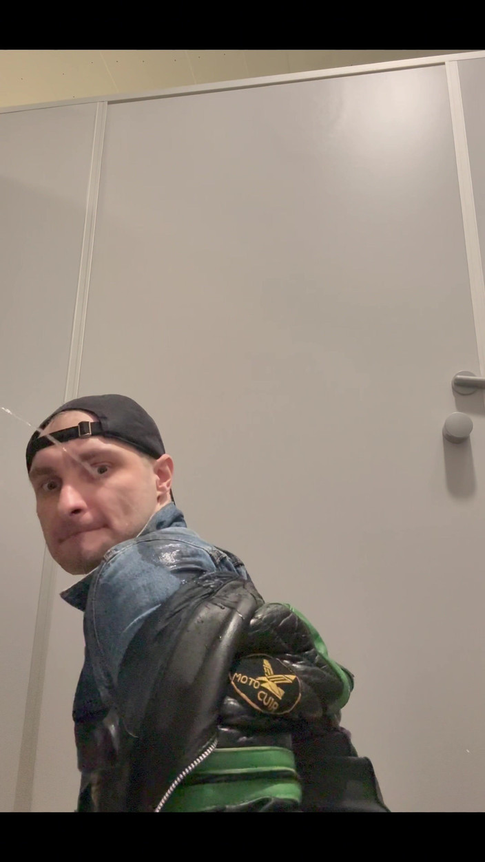 KinkySirius: 同性恋光头党 Kinkysirius 在公共厕所洗金色淋浴