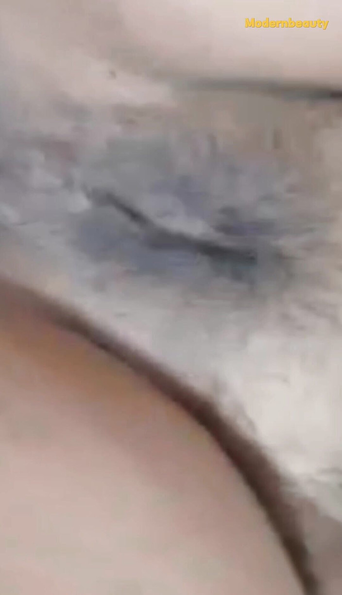 ModernBeauty: Desi成熟した女の子を示す彼女の美しいおっぱいと滑りながら彼女は部屋だけで