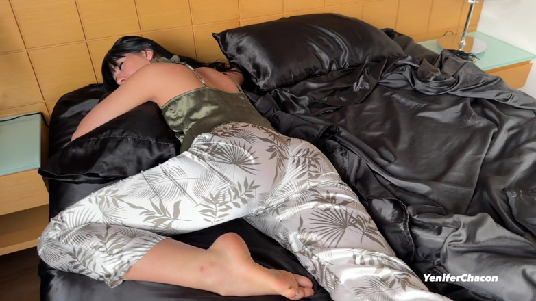 Yenifer Chacon: Semasa teman lelaki tiada di rumah saya mengongkek kawan baik...