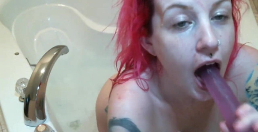 Lady Lazarus: Kijk hoe ik op mijn paarse dildo zuig