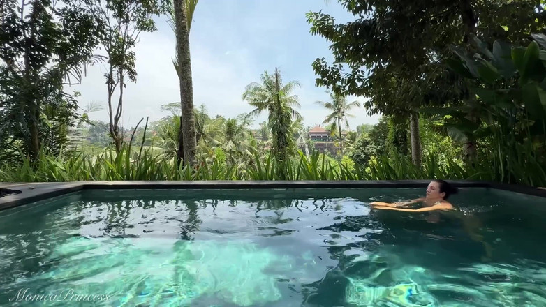 Princess Monica: Provocando no vestido see-thru ao ar livre na piscina, strip