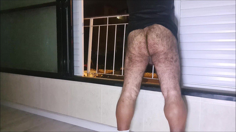 Ilovetobenaked: Plus de lunes et d'exhibition depuis mon balcon