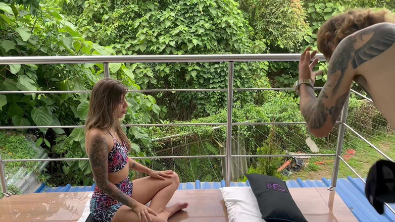 Molly Smith: 요가 선생님이 자세를 가르쳐줄 줄 알았는데, 그의 큰 자지가 내 꽉 조이는 음부에 닿는 걸 느꼈다