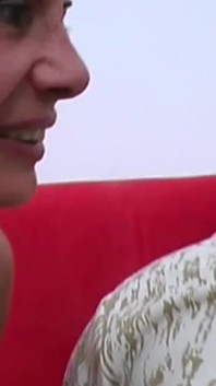 Zralé milfky kouří velký penis a jsou tvrdě bušeny