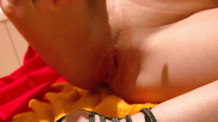 Leon Lambert Girls Twerk Parties CFNM: Blond tjej i höga klackar älskar att onanera i badrummet