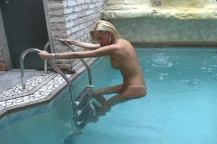 Nikki Montero: सुनहरे बालों वाली tgirl पोर्नस्टार Renata Davila हस्तमैथुन, डिल्डो प्रविष्टियां और पेट पर वीर्य