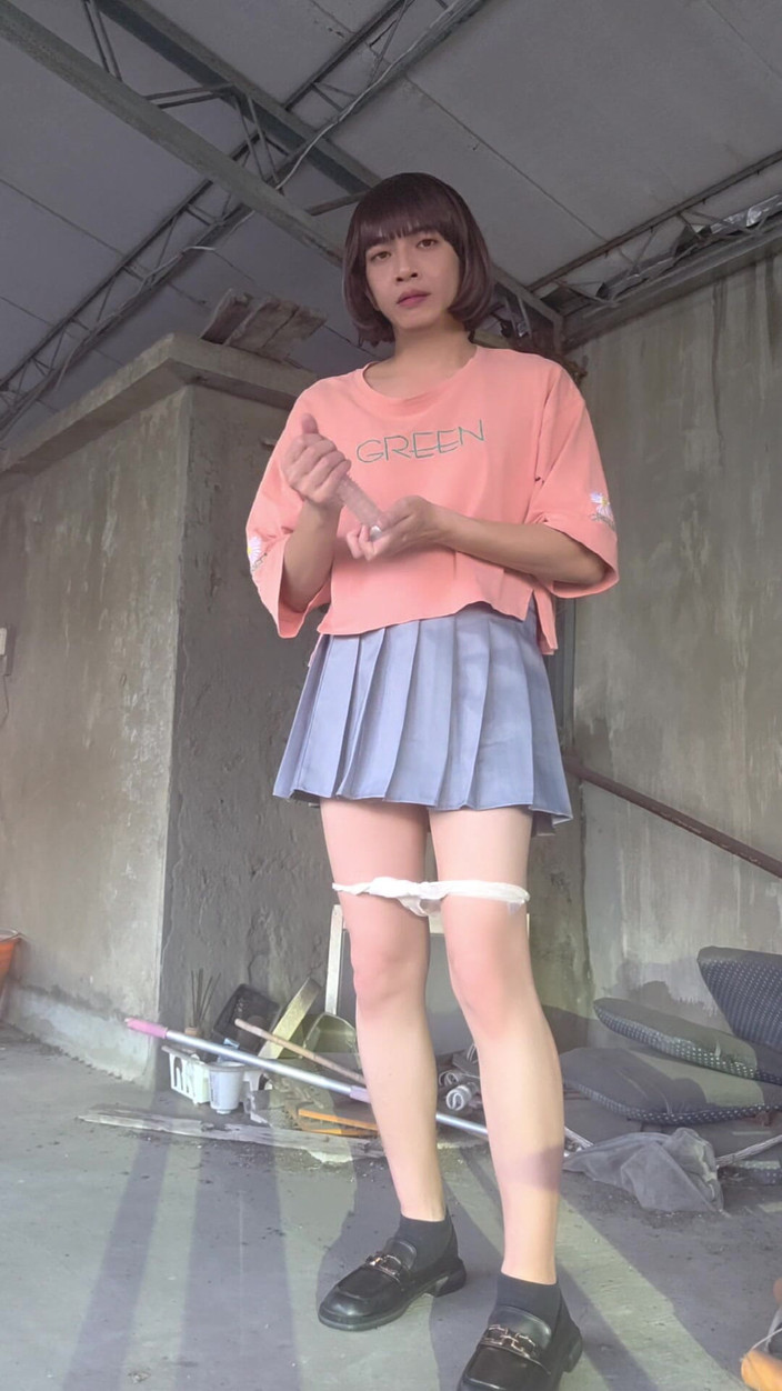 Taiwancdgirl: Una gonna a pieghe abbinata a biancheria intima bianca e...