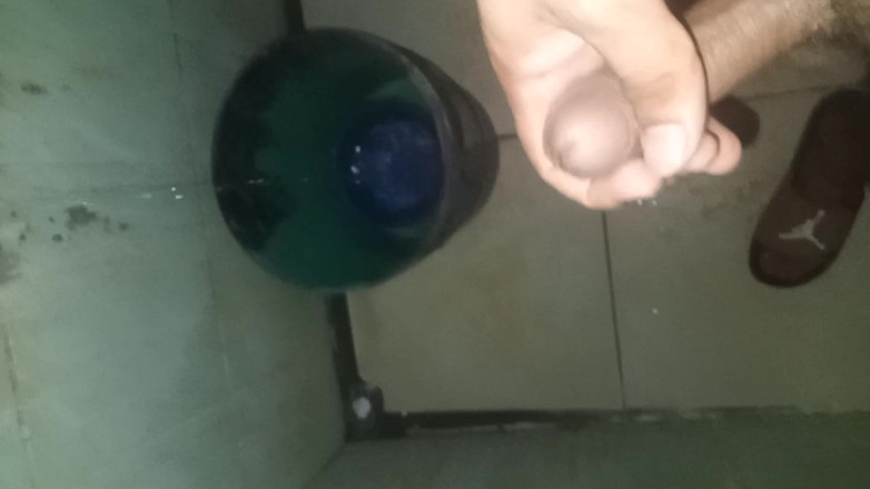 Cute boy jerks off: Štíhlý muž si dává čas, aby se sám sebe dotýkal v...