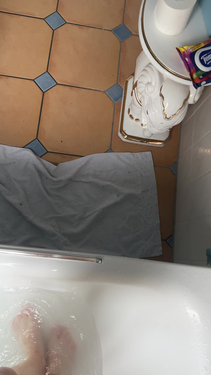 SweetLucy96: Hot Teen Shaves Her Pussy